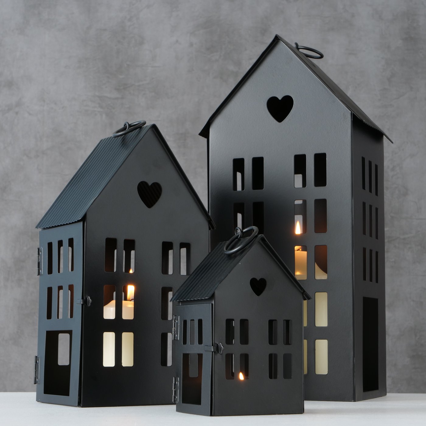 Dřevěné a kovové lucerny ve tvaru domečku: Kouzlo a elegance pro váš domov