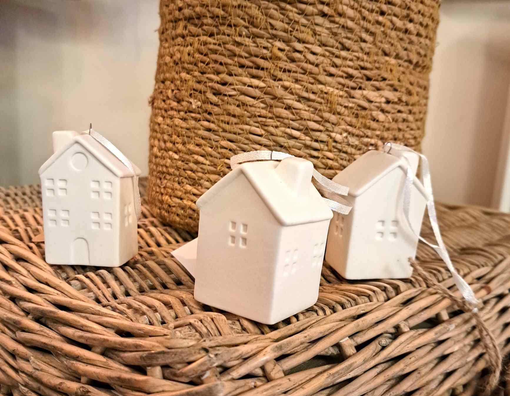 Porcelánový domeček na zavěšení 