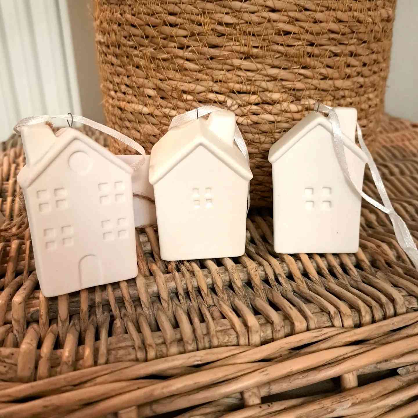 Porcelánový domeček na zavěšení 